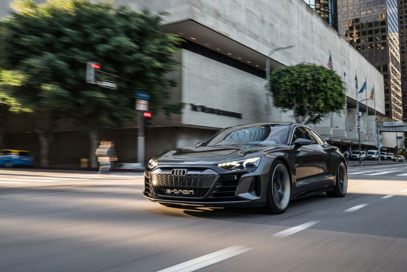 ...es gibt ein riesiges Panorama-Glasdach und 285er-Reifen der Serie 30, die auf 22-Zoll-Felgen aufgezogen sind. (Audi)