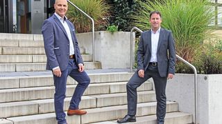 Wechsel bei Buschjost: Raymond Kamp (links) übernimmt die Leitung des Standorts Bad Oeynhausen von Andreas Pönnighaus. (IMI Precision)