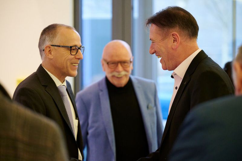 Impressionen vom ELEKTRONIKPRAXIS Frühlingsfest 2023 im Ketterer Kunst mit der Verabschiedung von Johann Wiesböck.  (Bild: © EYE AM CHRIS)