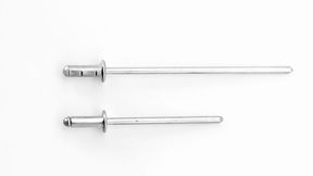 Standardverbinder sind für die Verarbeitung mit Standard- und V-Mundstücken geeignet. Der Universalgrip von Gesipa (oben) kann darüber hinaus durch seinen verlängerten Nietdorn mit allen Mundstücken in Sonderlänge verarbeitet werden. (Bild: Gesipa)