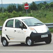 Mofa mit Dach: Der (indische) Tata Nano ist mit einem Preis von unter 2.000 Euro das billigste Auto der Welt. (Archiv: Vogel Business Media)