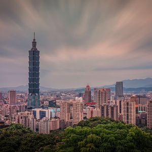 Platz 3: Mit knapp über 60 km/h (entspricht 16,8 m/s) bringen die Aufzüge Besucher des Wolkenkratzers Taipei 101 nach oben. In 37 Sekunden ist der Aussichtsbereich in 382 Metern Höher erreicht.(Bild:  frei lizenziert /  Pixabay)