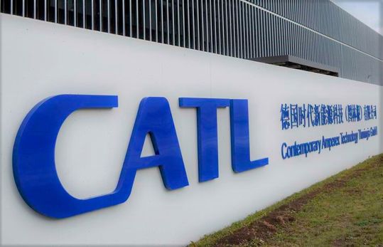 CATL hat die Genehmigung zur ersten Ausbaustufe seines Batteriezellenwerks im thüringischen Arnstadt gestern erhalten. Bald fährt man die Produktion hoch. Darauf haben die deutschen Elektroautohersteller sehnlichst gewartet, heißt es. Nicht zuletzt winken viele Jobs.(Bild:  CATL)