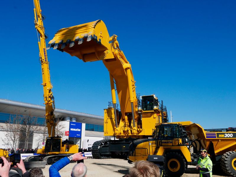 An ihm kam auf der Bauma keiner vorbei: der Großhydraulikbagger PC7000-11E von Komatsu. Die Fahrerkabine des elektrisch betriebenen Baggers liegt auf rund acht Metern Höhe. (Bild: Sandro Kipar/VCG)