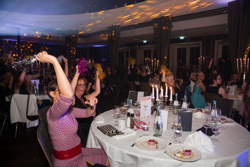 And the Winner is… die Platin-Gewinnerinnen wurden mit bunten Pompons gefeiert. (Bild: www.hamann.photo)
