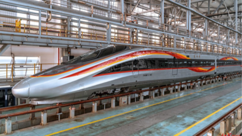 Der intelligente Hochgeschwindigkeitszug CR400AF-Z unterstützt KI-gestütztes autonomes Fahren mit einem modernen Wartungssystem mit über 2.500 Sensoren. (Bild:  China Railway Chengdu)