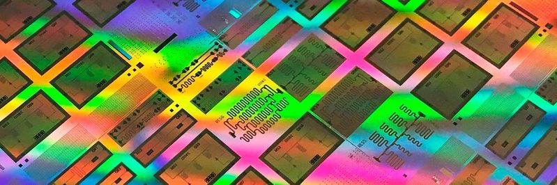 Ein Testchip mit supraleitenden Qubits in einem 300 mm integrierten Prozessprototyp.(Bild:  imed)