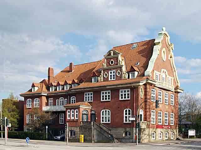Stellingen ist ein Stadtteil im Bezirk Eimsbüttel der Freien und Hansestadt Hamburg. Langenfelde gehört ebenfalls zum Stadtteil Stellingen. Das Rathaus ist ein Relikt aus unabhängigen Tagen. (Bild: Wolfram Daiber)