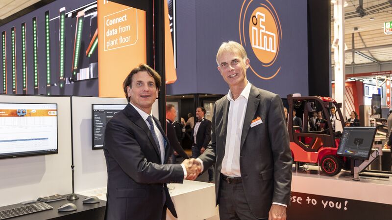 Florian Deter (links), Geschäftsführer Microsoft Deutschland, unterzeichnet mit Michael Marhofer, CEO ifm, eine Kooperationsvereinbarung auf der Hannover Messe 2024.