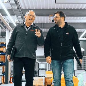 Le duo Gustav Fricker (Helfina) et Benjamin Klenk (MartinMechanic) a fait ses preuves en matière d'automatisation : le processus fonctionne et offre la productivité et la qualité requises par Mandatec.(Source :  Helfina AG)