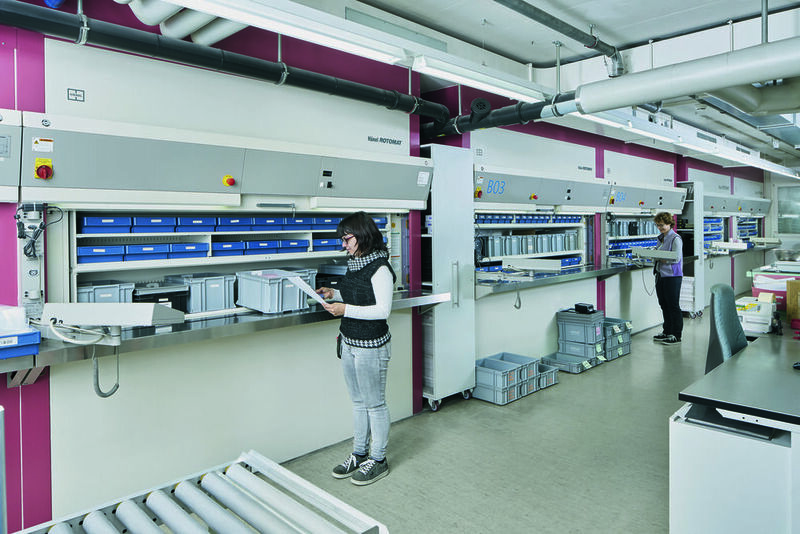 Im Kommissionierlager werden an acht Rotomat-Lagerliften parallel Teile für die gesamte Produktion bereitgestellt. (Marks GmbH)