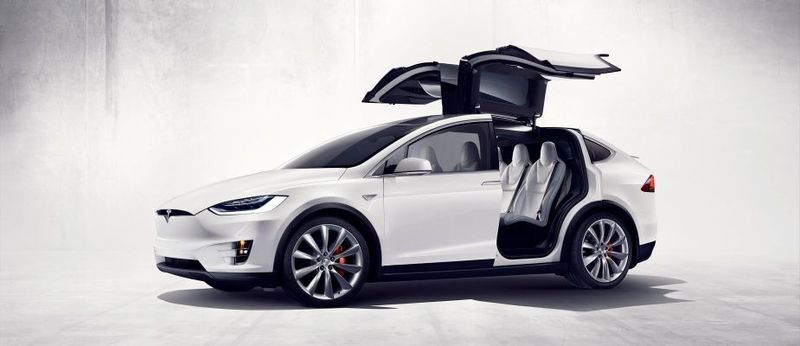 Unter den Sitzen in der zweiten Reihe ist Stauraum für Gepäckstücke. (Tesla)
