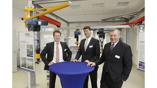 Freuen sich über die Neueröffnung (v.l.n.r.): Dr. Lars Brzoska, Direktor Konzernvertrieb Demag Cranes AG, Dr. Markus Baumann, Leiter der Regionalvertretung Wiesbaden sowie Klaus Bohnet, Leiter der Vertriebs- und Servicegesellschaft Deutschland. Bild: Demag Cranes (Archiv: Vogel Business Media)