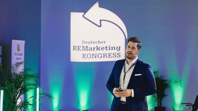 Tobias Münch, Autoproff, warf in seinem Expertenvortrag einen Blick auf den B2B-Markt – national und international. (Bild: Stefan Bausewein)