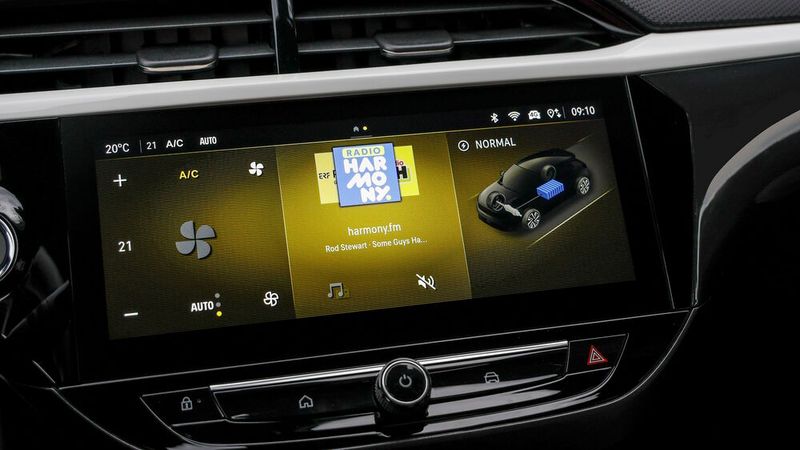 Außerdem gibt es eine komplett neu entwickelte Infotainment-Software, die das Menü logischer aufbaut und die Bedienung intuitiver gestaltet. (Bild: Opel)