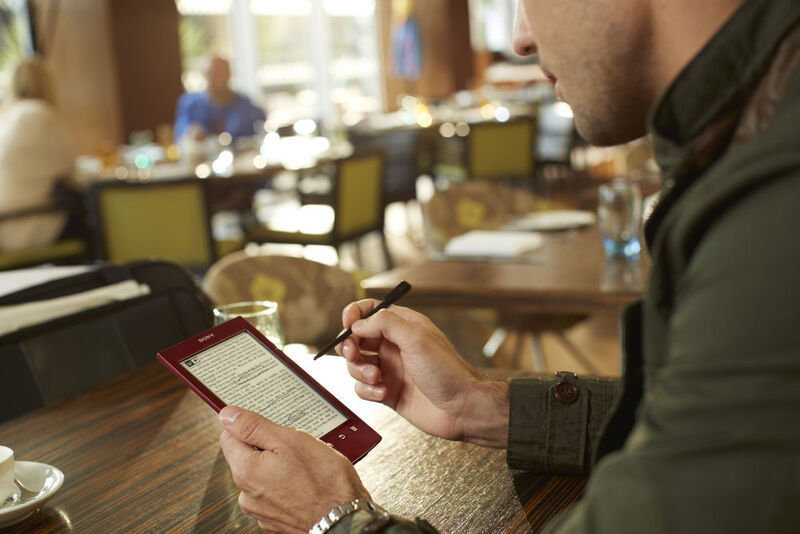 Un lecteur électronique pratique à emmener dans les cafés et sur les terrasses ensolleillées des bistrots. (Image: Sony)