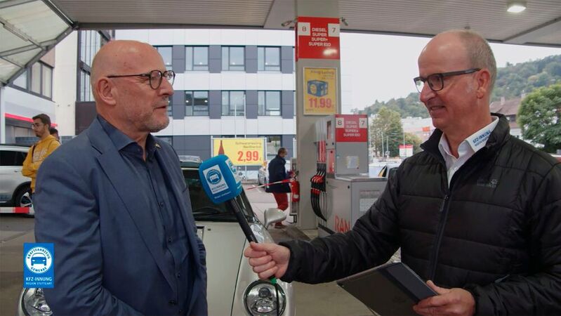 Minister Winfried Hermann im Interview mit Christian Reher, Geschäftsführer der Kfz-Innung Region Stuttgart (r.).