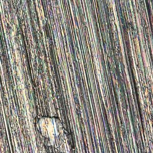 Bei herkömmlichen Schleifverfahren können Zusetzungen mit dem Werkstückstoff verschweißen und kleine Teile davon herausreißen, so dass die Oberfläche beschädigt wird. Bei einem weiteren Fortschreiten kann sogar eine Veränderung der Makrostruktur der Schleifscheibe entstehen.(Bild:  August Steinmeyer)