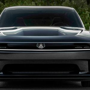 Das LED-Tagfahrlicht erstreckt sich über die gesamte Fahrzeugbreite.(Bild:  Dodge)