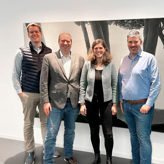 From left to right: Oliver Kaul from STS Ventures, Max Siebert and Henrike Wonneberger from Replique, Markus Bold from Chemovator From left to right: Oliver Kaul from STS Ventures, Max Siebert and Henrike Wonneberger from Replique, Markus Bold from Chemovator
