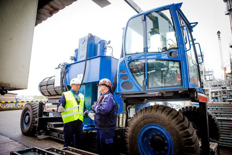 Bis zu 200 Arbeiter sind 55.000 Stunden vor Ort mit Schlosserarbeiten beschäftigt, dazu kommen 8.000 Arbeitsstunden für in Bitterfeld vorgefertigte Anlagenkomponenten  (Bilfinger)
