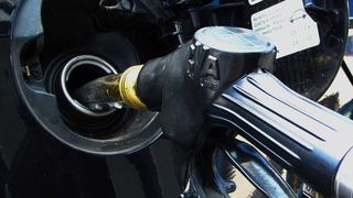 Insbesondere höhere Dieselpreise schlagen bei Speditionen und KEP-Dienstleistern stark ins Kontor. Bild: Fotolia/Rainer Sturm (Archiv: Vogel Business Media)