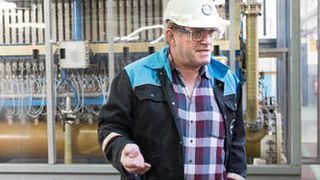 Besuch im Covestro-Betrieb: Dr. Robert Vieler zeigt die Sauerstoffverzehrkathode, die ein besonders energiesparendes Verfahren zur Chlorproduktion ermöglicht. (Currenta)