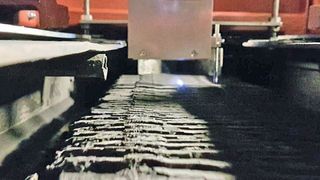 Inline-Multielementanalyse von mineralischem Schüttgut auf einem Förderband; der Messkopf analysiert das Licht des hell leuchtenden Plasmas. (Bild: Secopta analytics GmbH)