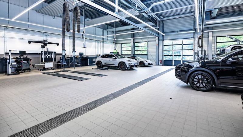 Die Werkstatt verfügt über fünf Hebebühnen. (Bild: Mike König)