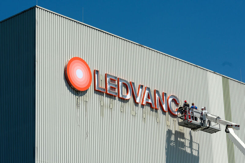 Ehemaliges Osram-Werk in Augsburg kurz nach der Umbenennung des Leuchtengeschäfts in Ledvance. Dem bayerischen Standort mitsamt seinen 650 Mitarbeitern droht unter dem neuen Eigentümer, der chinesischen Investorengruppe MLS, nun das Aus.