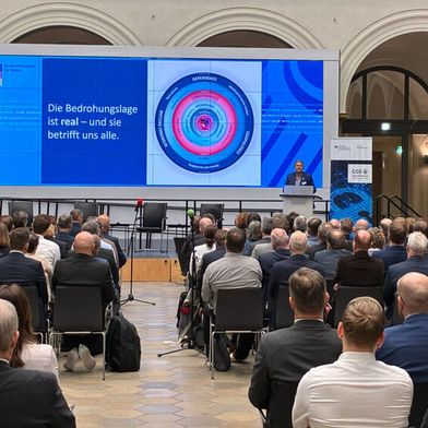 BSI-Präsidentin Claudia Plattner spricht bei der Kick-Off-Veranstaltung zu CyberGovSecure in Berlin. (Bild: BSI)