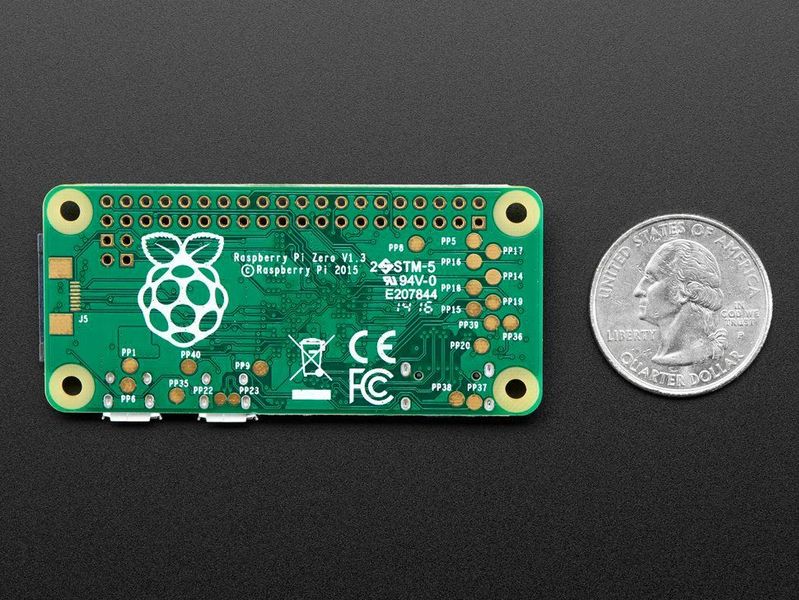 Raspberry Pi Zero: Der kleinste Pi im Vergleich mit einer Münze; die Mini-PC-Platine für 5 Dollar ist funktionsreduziert, bietet aber mehr CPU-Leistung als Raspberry Pi 1 (Bild: Adafruit)