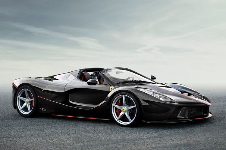 Leistung, Technik, Design, Exklusivität – diese Werte der Marke Ferrari stecken geballt in jenem Wagen, der den 70-Jahre-Jahrestag des Unternehmens aus Maranello zelebriert: die limitierte Sonderedition La Ferrari Aperta, eine offene Version des beliebten Supercars La Ferrari. (Ferrari)