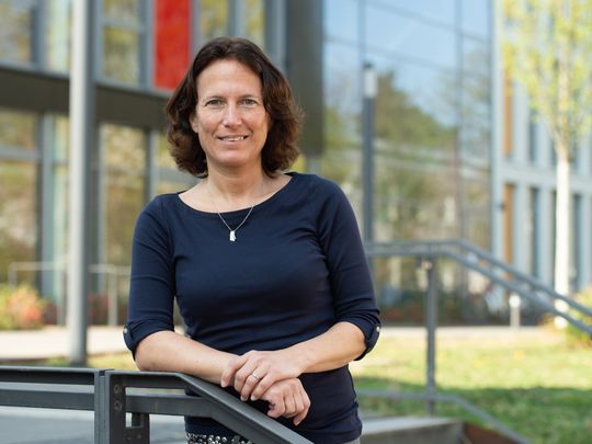 Prof. Dr. Maren Bennewitz von der Universität Bonn erforscht, wie KI, 3D-Wahrnehmung und Robotik die Zusammenarbeit zwischen Menschen und Gewächshausrobotern verbessern können.(Bild:  Universität Bonn | Barbara Frommann)