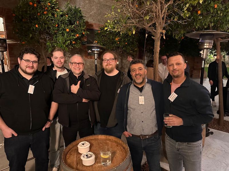 Die Raucher fand man in der Orangen-Allee (v. l.) Lutz Fernholz und Jonas Wrobewski (e-ystems), Peter Medam (ITZ), Daniele Wohlgezogen und Deniz Üstün (e-systems) und  Christian Wimmer (ACER). (Bild: Vogel IT-Medien )