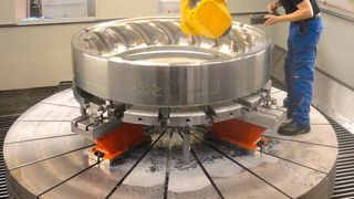 Präzisionsbearbeitung steht und fällt auch mit der Werkstückeinspannung. Die Zukunft wird jedoch cyberphysikalisch, sagen die Metav-Veranstalter. Das Topic „Innovationen dank digitaler Transformation“ beschreibt deshalb das VDMA-Forum Spanntechnik, das am 11. März 2020 von 9:30 Uhr bis 13:30 in Halle 1 im 1. OG, in Raum 15 auf dem Messegelände Düsseldorf stattfinden wird. (Kekeisen)