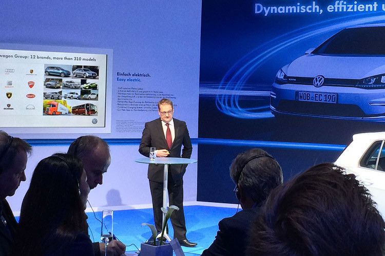 Nur so ist laut Thomas Liebler, Leiter E-Traktion im Volkswagen-Konzern, in der Produktion hohe Effizienz und Flexibilität sichergestellt. (Foto: Michel)