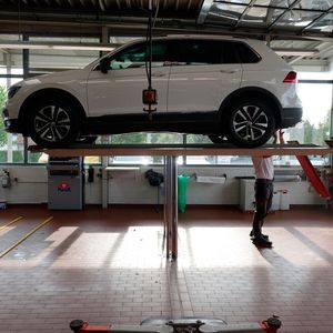 In der Direktannahme werden die Fahrzeuge auf Herz und Nieren geprüft.(Bild:  Schreiner/»kfz-betrieb«)