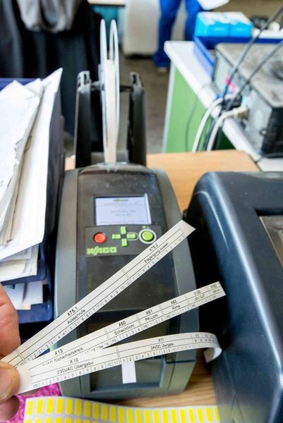 Klemmenbelegungen beschriftet Janzhoff mit dem Smartprinter von Wago – und fasst die Funktionen in Klartext auch gleich zu Einheiten zusammen. (Wago)