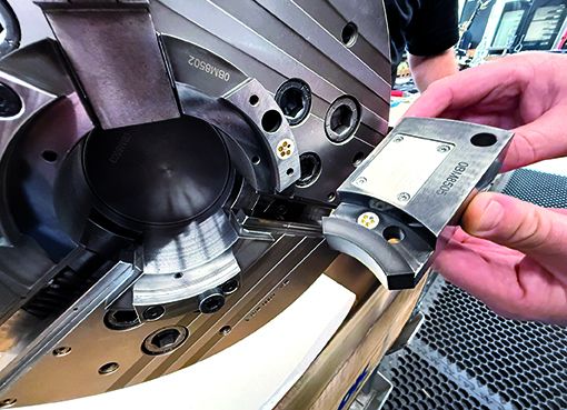 Die Übertragung der Messsignale erfolgt analog im Spannungsbereich von 0 bis 10 Volt an die Maschinensteuerung. (Bild: SMW-Autoblok)