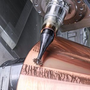 Der massiv ausgeführte Werkzeuggrundträger aus Stahl ist in eine feingewuchtete Aufnahme geschrumpft. Somit ist die vibrationsarme Bearbeitung trotz der langen Auskragung sichergestellt. (Bild: Horn/Sauermann)