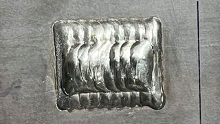 Was man hier sieht ist eine Reparaturstelle an einem gerissenen Stahlteil. Diese haben Schweizer Forscher vom Empa mittels WAAM-Prozess appliziert – also quasi additiv gefertigt. Was man so alles erreichen kann, erklären die Experten hier ... (Bild: Empa)