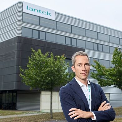 Lantek-CEO Alberto López de Biñaspre stehe hier vor der Unternehmenszentrale. (Bild: Lantek)