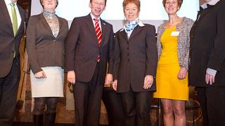 Bei der ASC-Eröffnung (v.l.): Prof. Dr.-Ing. Uwe Clausen, Conny Bieze, Clemens Cornielje, Dr. Angelica Schwall-Düren, Karin van Willigen und Ute-Bärbel Rangnick. (Bild: Fraunhofer-IML)