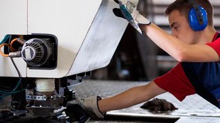 Kollaborierende Produktion: Bediener müssen zum Beschicken oder Einrichten an die Maschine (artstudio_pro - Fotolia/Kollmorgen)