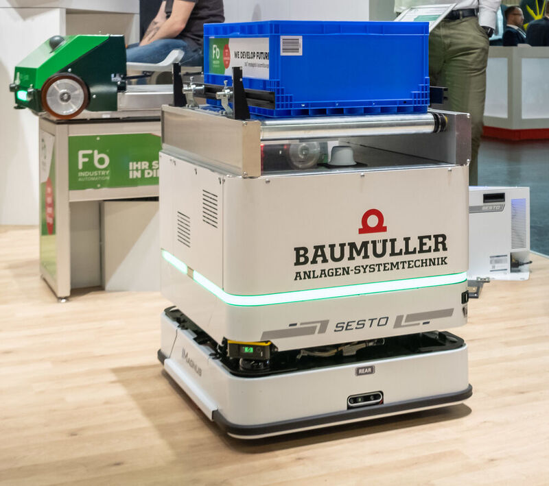 Auf der Logimat in Stuttgart zeigt Baumüller die Be- und Entladung eines  Regalshuttles als AMR-Anwendung.