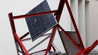 Das neueste Projekt der Performance Electrics gGmbH: Bald werden die PV Guerillas, bestehend aus demontierten Hochspannungsmasten und recycelten Solarmodulen, in vielen Städten zu sehen sein. (Bild: Performance Electrics)