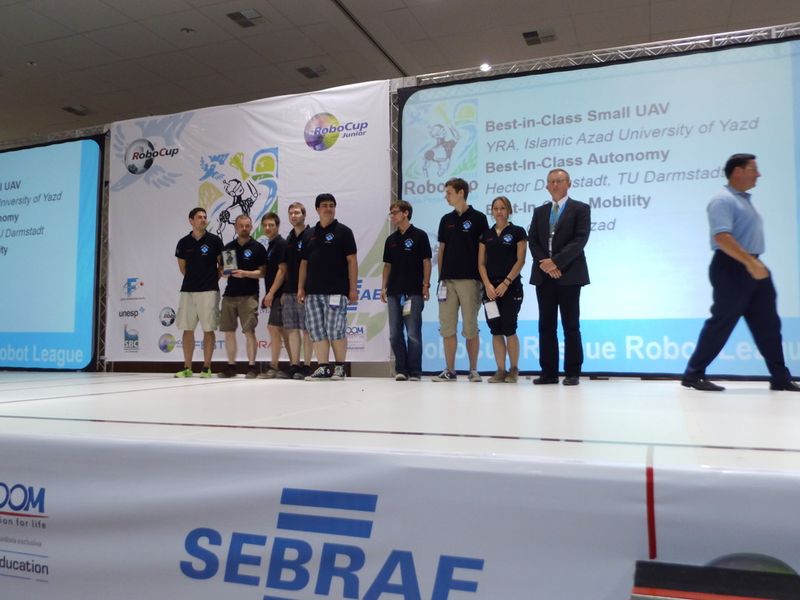 Nach der Weltmeisterschaft ist vor der Weltmeisterschaft! Während die Fußball-Weltmeister schon ihren verdienten Urlaub genießen, mussten die deutschen Roboter-Weltmeister noch in Brasilien schwitzen. Doch alle Anstrengungen haben sich gelohnt, Deutschland ist zum zweiten Mal Weltmeister in 2014. Das Team der TU Darmstadt gewann die RoboCup-Weltmeisterschaft in Brasilien mit dem Rettungsroboter Hektor. (RoboCup 2014)