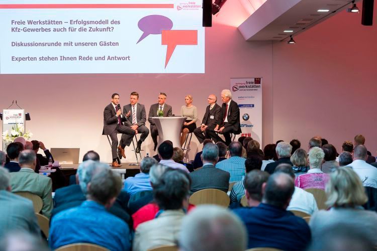 No future? Die Fragen, welche Zukunft freie Werkstätten haben, welchen Herausforderungen sie sich stellen müssen, aber auch welche Chancen sie haben, beantworteten die Teilnehmer einer Podiumsdiskussion. (Stefan Bausewein)