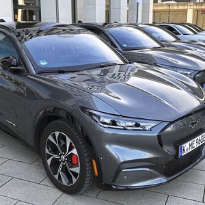 Als SUV mit sportlichen Zügen tritt der Mustang Mach-E im Boom-Segment schlechthin an.(Bild:  Rosenow/»kfz-betrieb«)